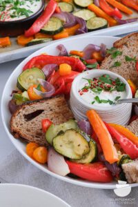 Vegetarische Hauptspeise mit Gemüse und Feta Dip