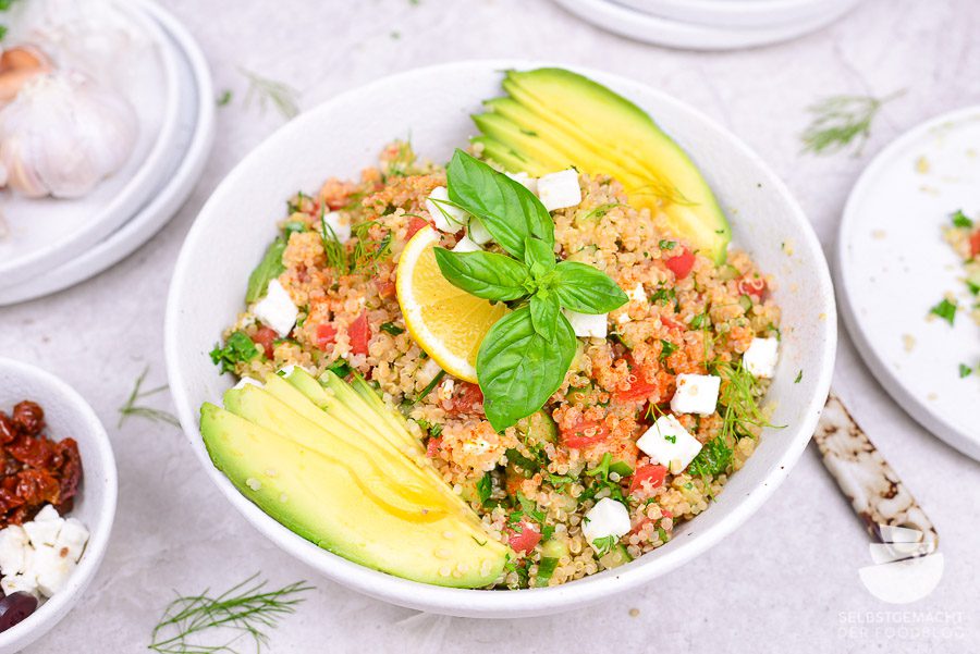 Quinoa Salat mit Avocado und Feta
