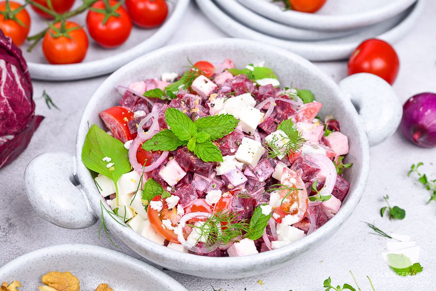 Rote Beete Salat (gekocht) mit Feta, Tomaten und leichtem Sahnedressing