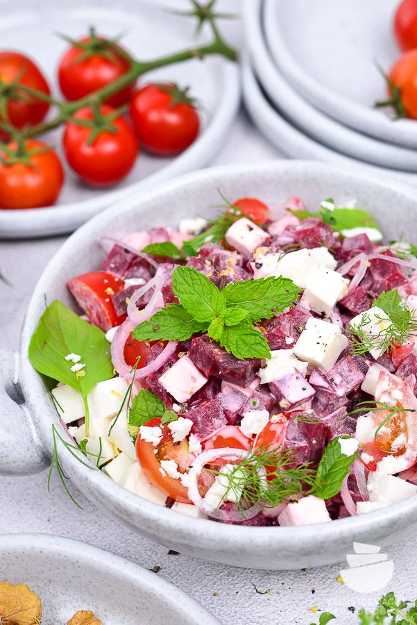 Rote Beete Salat mit Feta, Tomaten und leichtem Sahnedressing