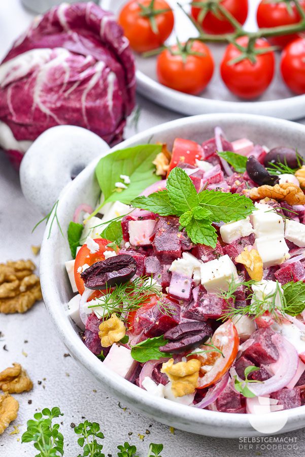 Rote Beete Salat mit Feta, Nüssen, Oliven und Tomaten