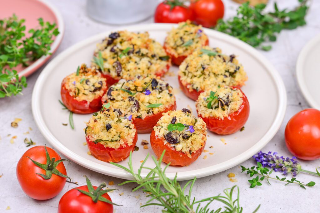 gefüllte Tomaten (vegetarisch) mit Semmelbröseln, Oliven und Kräutern