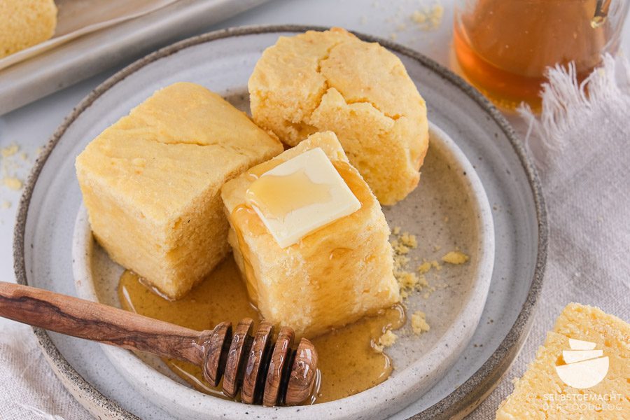 Maisbrot mit Butter und Honig (Corn Bread)