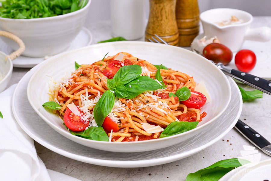 Spaghetti mit Tomatensauce (Spaghetti alla napoletana)
