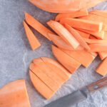 Süßkartoffel in Stifte schneiden