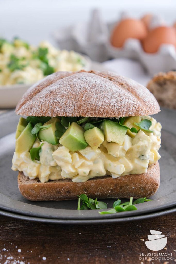 Sandwich mit Eiersalat und Avocado