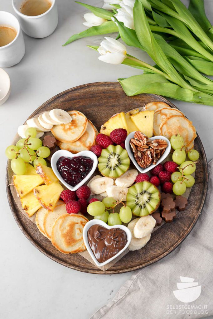 Süßes Snackboard zum romantischen Frühstück
