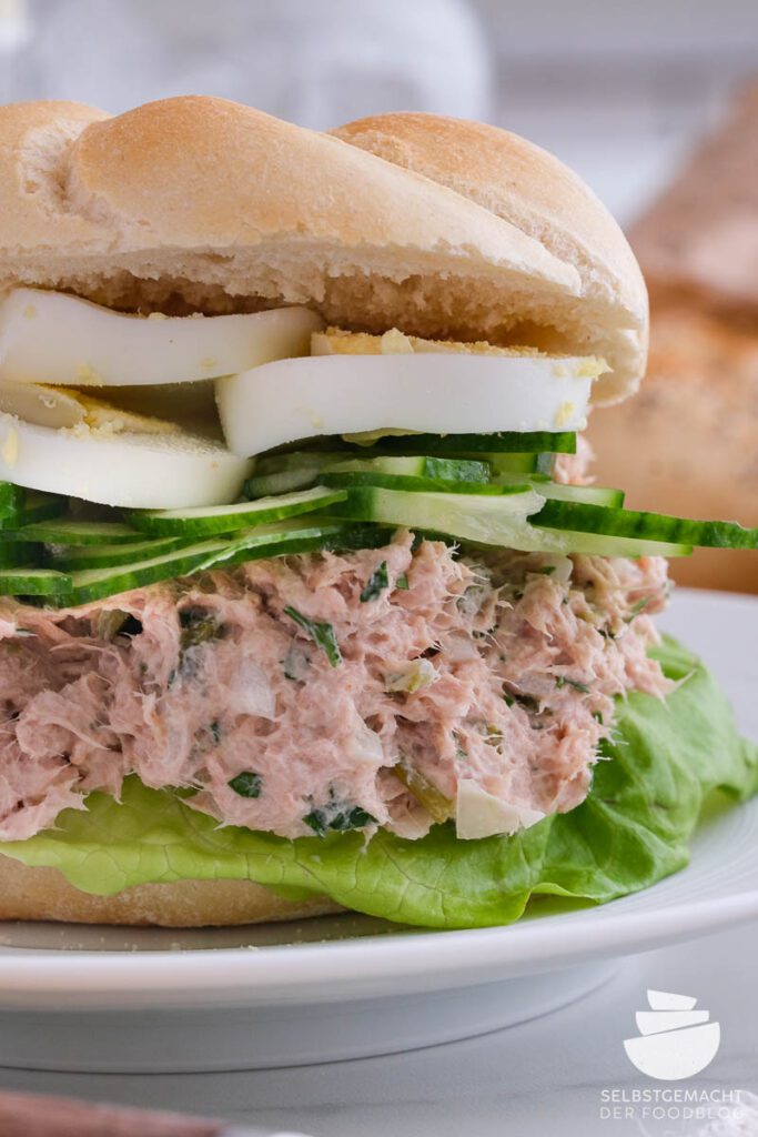 Thunfisch Sandwich mit Salat, Gurken und Ei