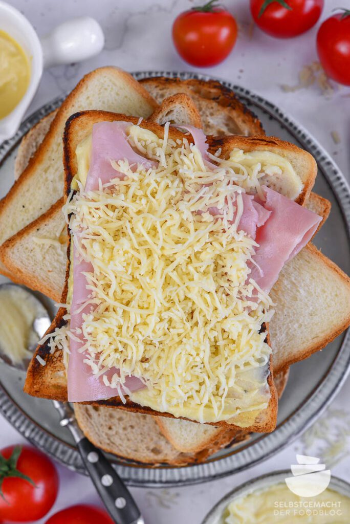 französisches Sandwich mit Käse und Bechamel